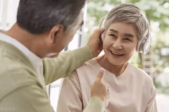 老人搭夥堅持AA制,63歲大媽:那是你的一家4口,與我無關