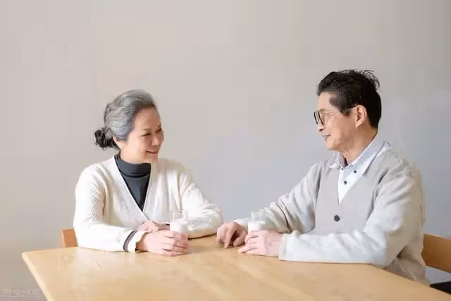 老人搭夥堅持AA制,63歲大媽:那是你的一家4口,與我無關