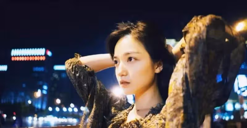 兒子結婚母親給了50萬存款，兒子取錢買房時，看到餘額癱軟在地