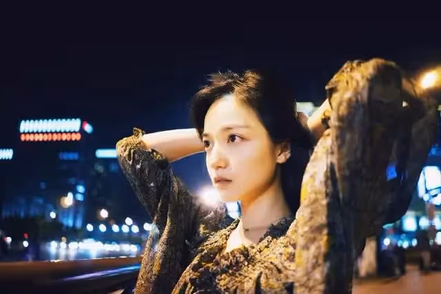 兒子結婚母親給了50萬存款,兒子取錢買房時,看到餘額癱軟在地