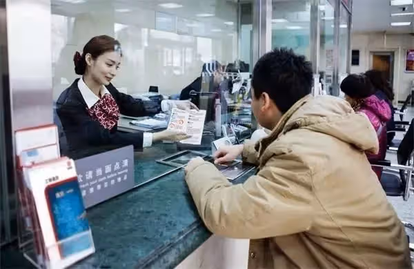 兒子結婚母親給了50萬存款,兒子取錢買房時,看到餘額癱軟在地
