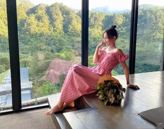 陳喬恩曬老公視角慶43歲生日,不懼年齡心態超好,無名指鑽戒搶鏡