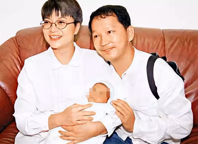 廖啟智去世1年，妻子陳敏兒終於停掉其手機，但每天仍回蕩著不舍