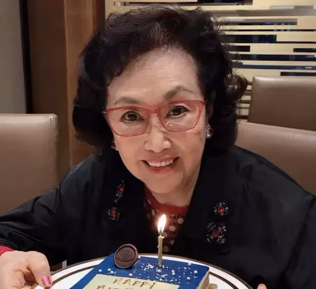 瘦22斤容光煥發,林青霞罕見「現身圈內聚會」為葛蘭慶祝88歲生日,穿紅衣超靚麗:柔美又大氣