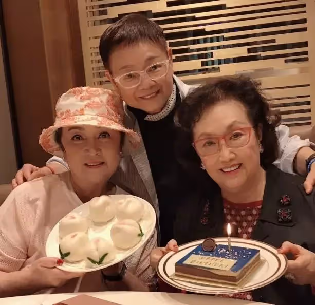 瘦22斤容光煥發,林青霞罕見「現身圈內聚會」為葛蘭慶祝88歲生日,穿紅衣超靚麗:柔美又大氣