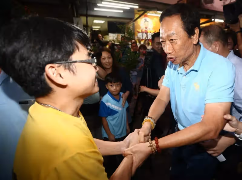 郭台銘後悔了!當年說重話「博士不該賣雞排」:浪費資源 6年後親自道歉「在他身上學到很多」