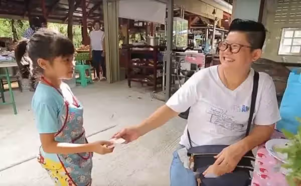 9歲撐起一個家!父母離異不管「國小女孩開炸雞店做老闆」 稚嫩肩膀「扛起養家重擔」惹哭全網