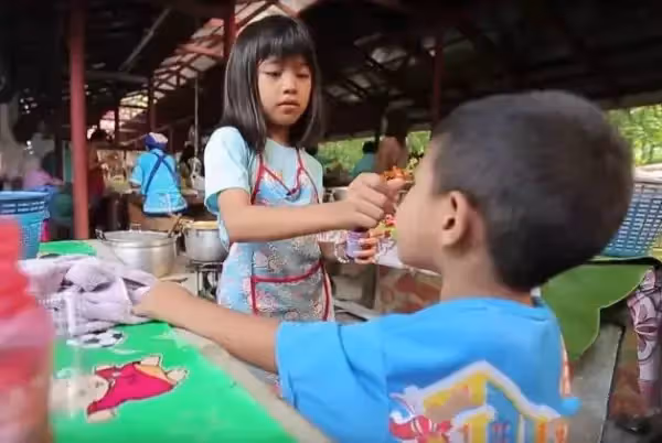 9歲撐起一個家!父母離異不管「國小女孩開炸雞店做老闆」 稚嫩肩膀「扛起養家重擔」惹哭全網