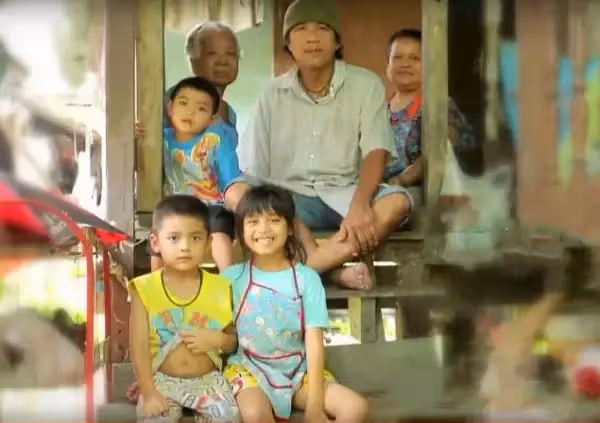 9歲撐起一個家!父母離異不管「國小女孩開炸雞店做老闆」 稚嫩肩膀「扛起養家重擔」惹哭全網