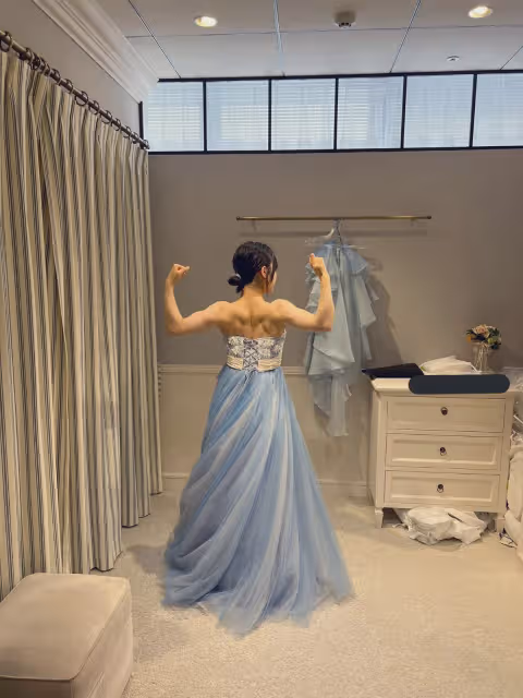 最猛新娘！她換藍色婚紗「炸出結實誇張背肌」萬人瘋傳　媽媽看了快氣瘋「一轉絕美正臉」太有反差感