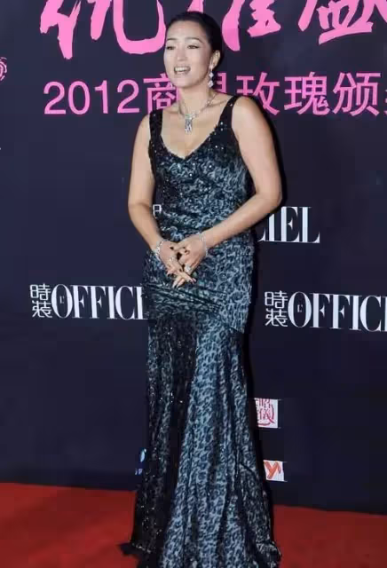 鞏俐該服老了!穿吊帶裙秀豐滿,奈何身材發胖,高開叉露真實腿型