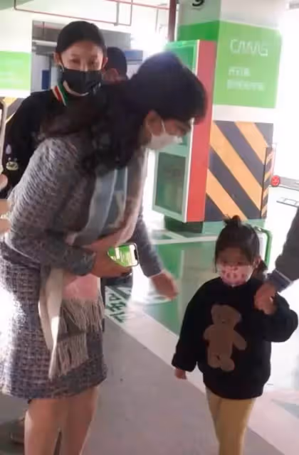 68歲趙雅芝近況曝光,助理在旁攙扶走路,穿短裙露美腿不怕凍,與小朋友親切互動,低頭看著孩子「生怕摔倒」,畫面「溫馨有愛」