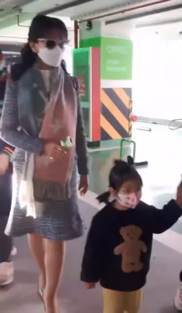 68歲趙雅芝近況曝光,助理在旁攙扶走路,穿短裙露美腿不怕凍,與小朋友親切互動,低頭看著孩子「生怕摔倒」,畫面「溫馨有愛」