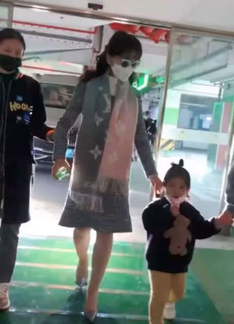 68歲趙雅芝近況曝光,助理在旁攙扶走路,穿短裙露美腿不怕凍,與小朋友親切互動,低頭看著孩子「生怕摔倒」,畫面「溫馨有愛」