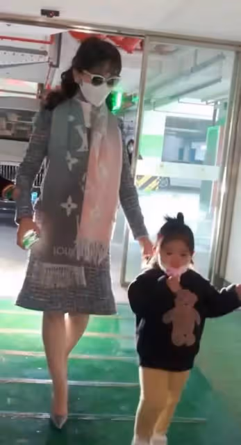 68歲趙雅芝近況曝光,助理在旁攙扶走路,穿短裙露美腿不怕凍,與小朋友親切互動,低頭看著孩子「生怕摔倒」,畫面「溫馨有愛」
