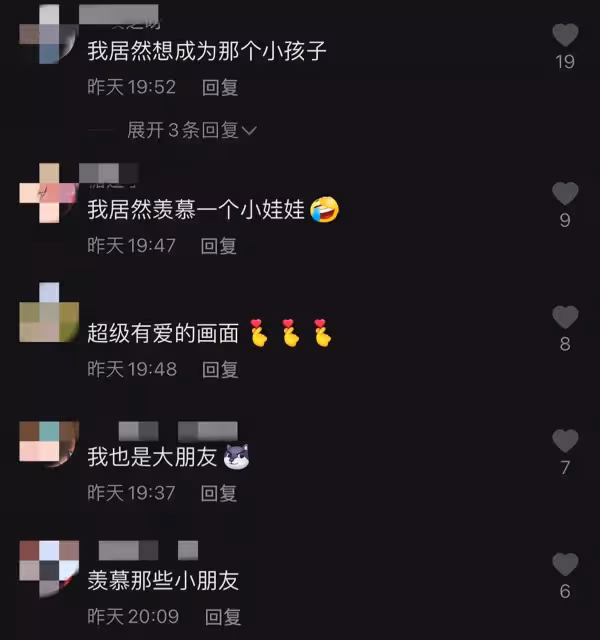 68歲趙雅芝近況曝光,助理在旁攙扶走路,穿短裙露美腿不怕凍,與小朋友親切互動,低頭看著孩子「生怕摔倒」,畫面「溫馨有愛」