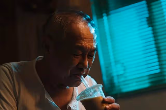 73歲前TVB老戲骨新劇 化「詐屍」妝要三個鐘頭，曾追求薛家燕