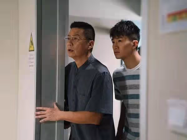 73歲前TVB老戲骨新劇 化「詐屍」妝要三個鐘頭，曾追求薛家燕