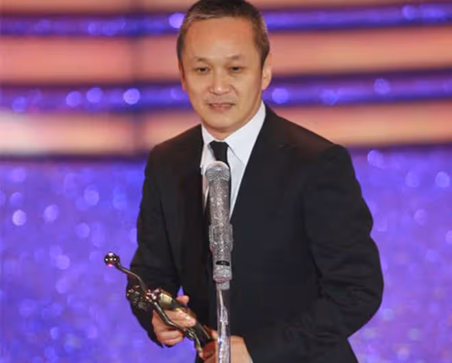 知名導演自曝曾被成龍不屑！節目重現對方表情，不僅歪嘴還翻白眼