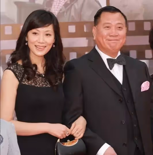 近況惹人憂！64歲資深男演員「疾病纏身」仍堅持商演　晚年拚命掙錢「小16歲嬌妻」不離不棄