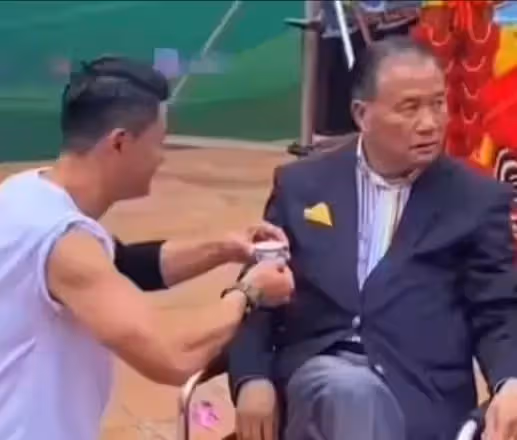 近況惹人憂！64歲資深男演員「疾病纏身」仍堅持商演　晚年拚命掙錢「小16歲嬌妻」不離不棄
