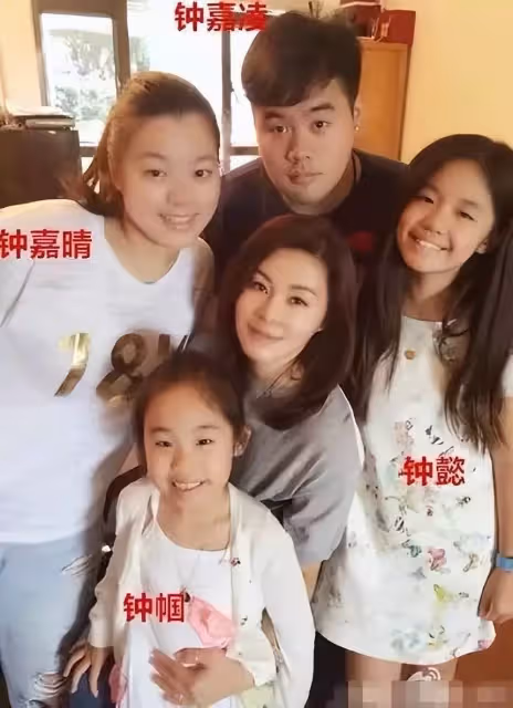 鐘鎮濤女兒被3所名校搶著要!感動到痛哭流涕,老爸直言太驕傲,網友:與姐姐現況差別太大