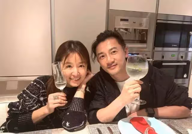 五阿哥蘇有朋上海豪宅內景曝光,客廳大的像皇宮,網友:不愧是大導演,比閨蜜林心如還霸氣