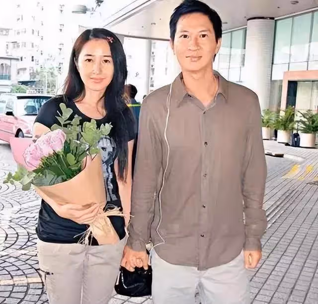 演員關詠荷,從南非撿回一個老公,結婚20年終獲幸福