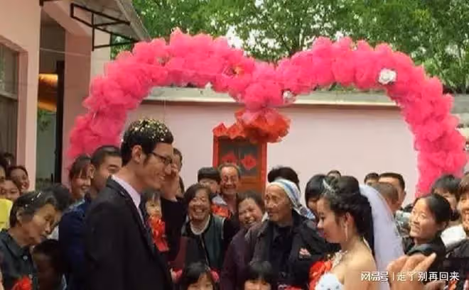 奶奶撿廢品供孫子上學，婚禮時奶奶沒去，得知原因後孫子轉頭離開