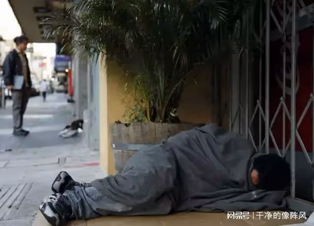 晚上回家看到鄉下父親睡走廊，進門看到丈夫，直接把父親攆回家