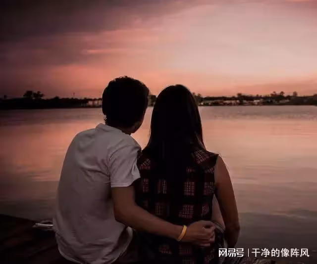 晚上回家看到鄉下父親睡走廊，進門看到丈夫，直接把父親攆回家
