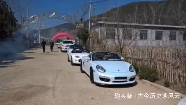 姐姐不服父親讓弟弟上大學，離家出走八年，回家推開門，姐姐愣了