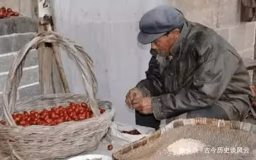 姐姐不服父親讓弟弟上大學，離家出走八年，回家推開門，姐姐愣了