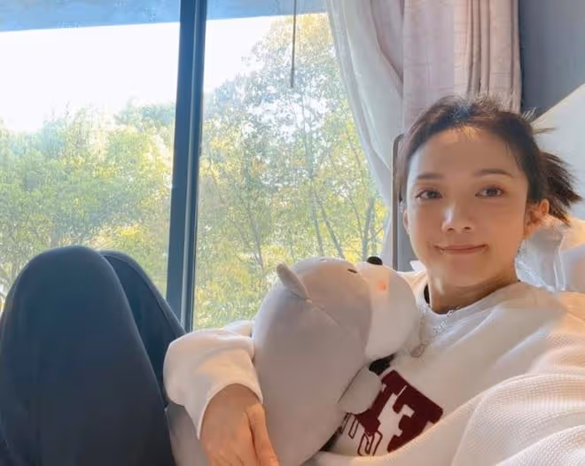 眾港星上海封控生活,羅霖開心收免費食物,劉嘉玲億元豪宅隔離