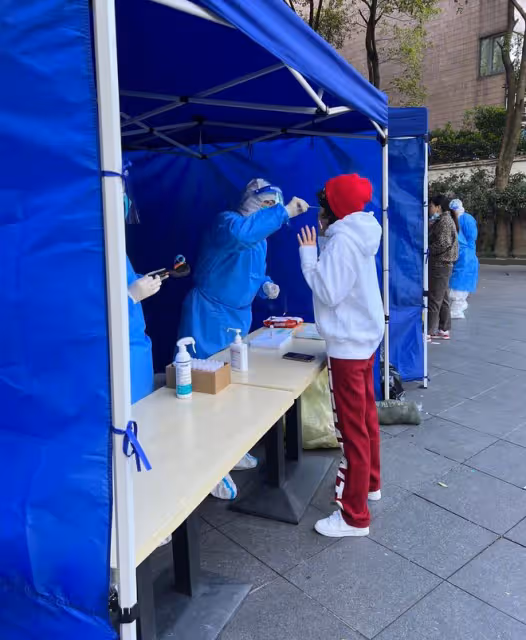 眾港星上海封控生活,羅霖開心收免費食物,劉嘉玲億元豪宅隔離