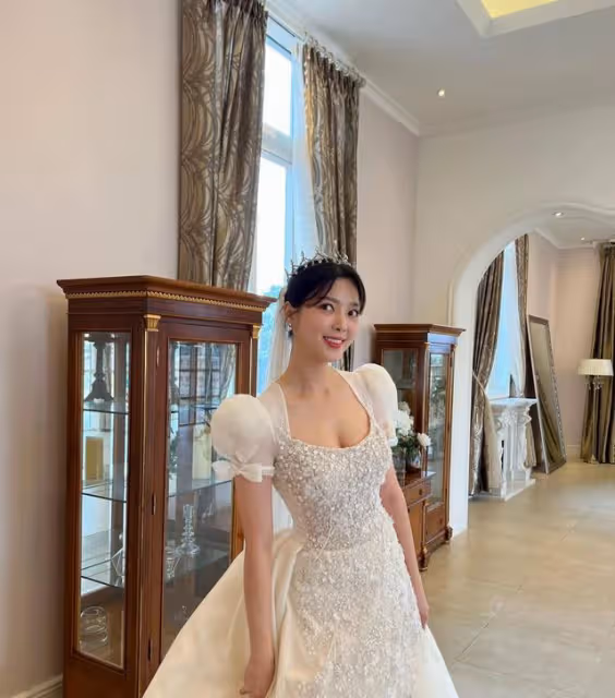 嚴賢璟公開婚紗照,慶祝新劇大圓滿結束,35歲卻仍似20齣頭少女