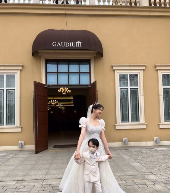 嚴賢璟公開婚紗照,慶祝新劇大圓滿結束,35歲卻仍似20齣頭少女