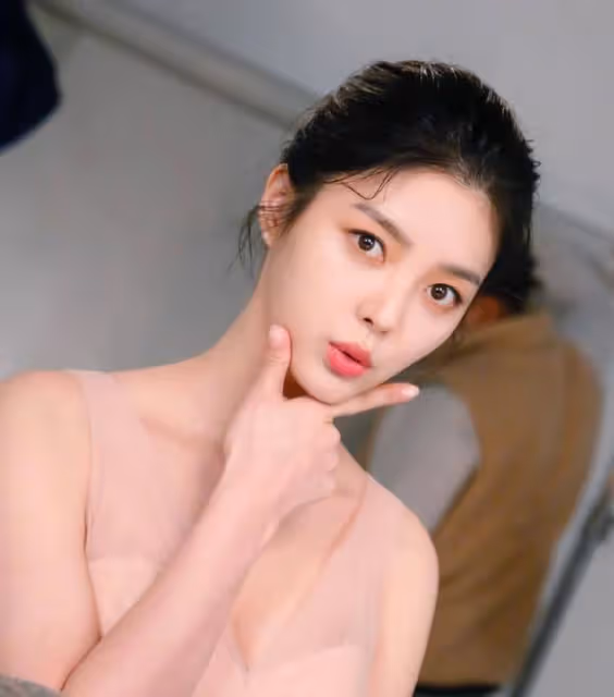 嚴賢璟公開婚紗照,慶祝新劇大圓滿結束,35歲卻仍似20齣頭少女