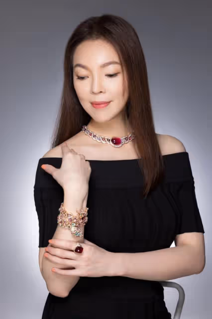 富士康老闆娘拍寫真！穿短裙美腿搶鏡，身材完美不像3個孩子的媽