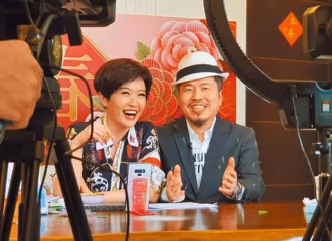 黃國倫夫婦上海封控生活,房內堆滿商品,稱不缺物資但缺生活空間