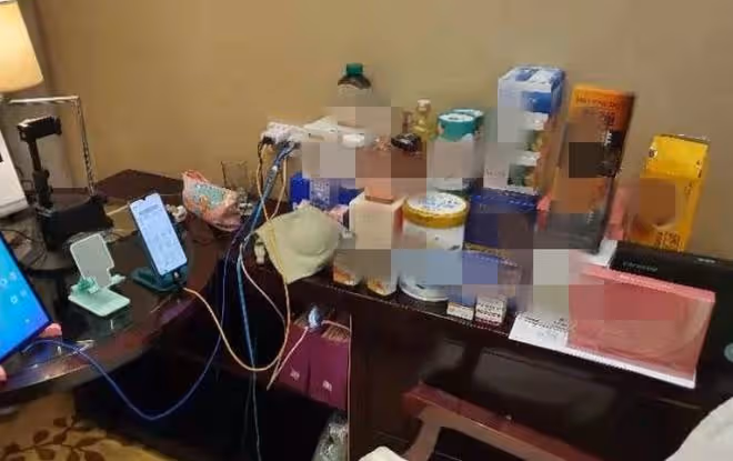 黃國倫夫婦上海封控生活,房內堆滿商品,稱不缺物資但缺生活空間