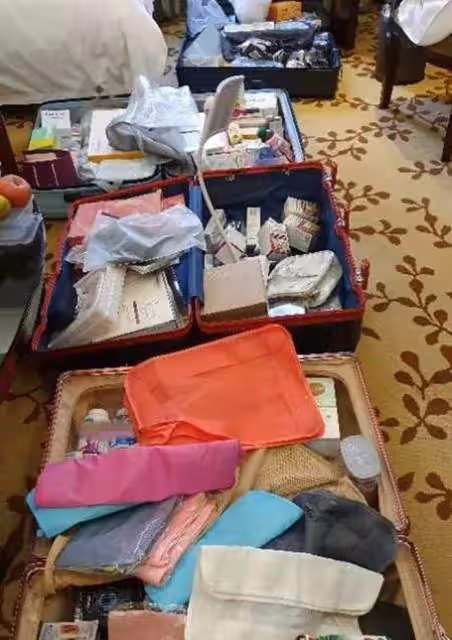 黃國倫夫婦上海封控生活,房內堆滿商品,稱不缺物資但缺生活空間