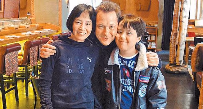 失婚訴訟11年!李明依大方「包下吃住機票」只想換自由 多年後「帶18歲帥兒探前夫」還多了新弟妹