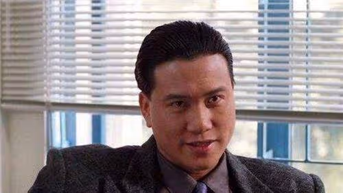 近況惹人憂!65歲資深男演員「疾病纏身」仍堅持商演 晚年拚命掙錢「小16歲嬌妻」不離不棄