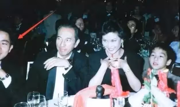 「偏偏喜歡你」何超瓊與陳百強天人永隔,35年後她的一對耳環引矚目:這份愛到底有多深?