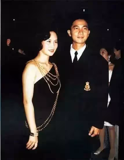 「偏偏喜歡你」何超瓊與陳百強天人永隔,35年後她的一對耳環引矚目:這份愛到底有多深?