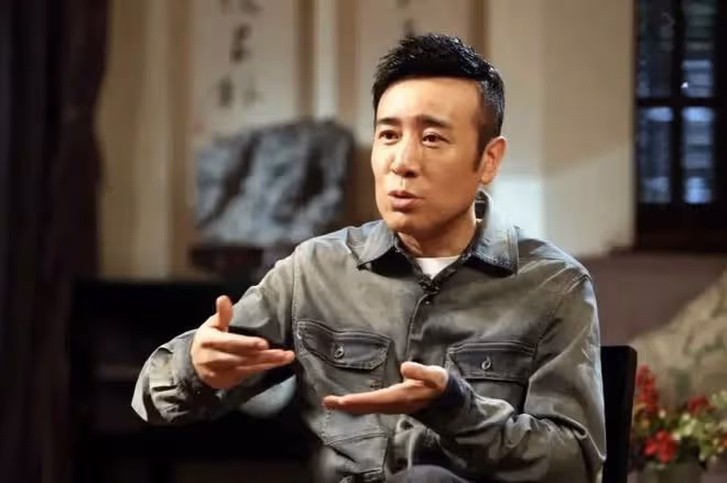 50歲於和偉居家健身,動作嫻熟一身腱子肉顯眼,客廳擺設接地氣
