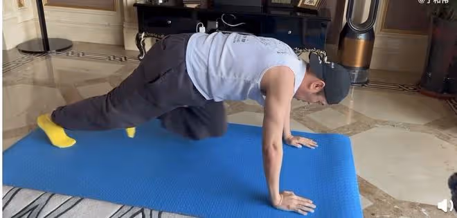 50歲於和偉居家健身,動作嫻熟一身腱子肉顯眼,客廳擺設接地氣