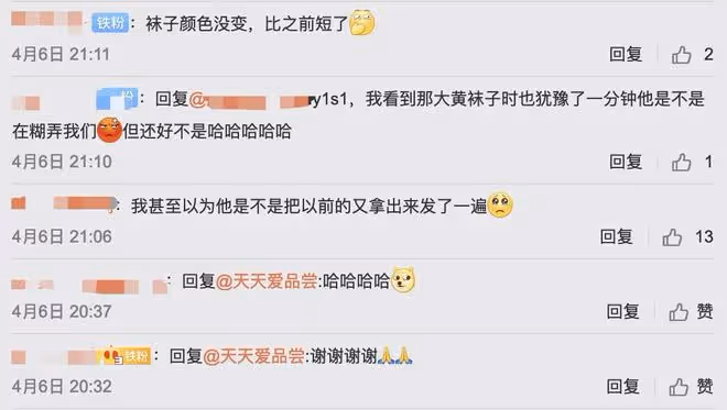 50歲於和偉居家健身,動作嫻熟一身腱子肉顯眼,客廳擺設接地氣