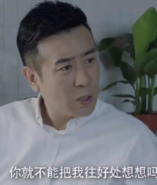 50歲於和偉居家健身,動作嫻熟一身腱子肉顯眼,客廳擺設接地氣